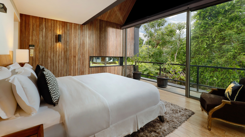 Villa Svarga - Luxurious master bedroom east